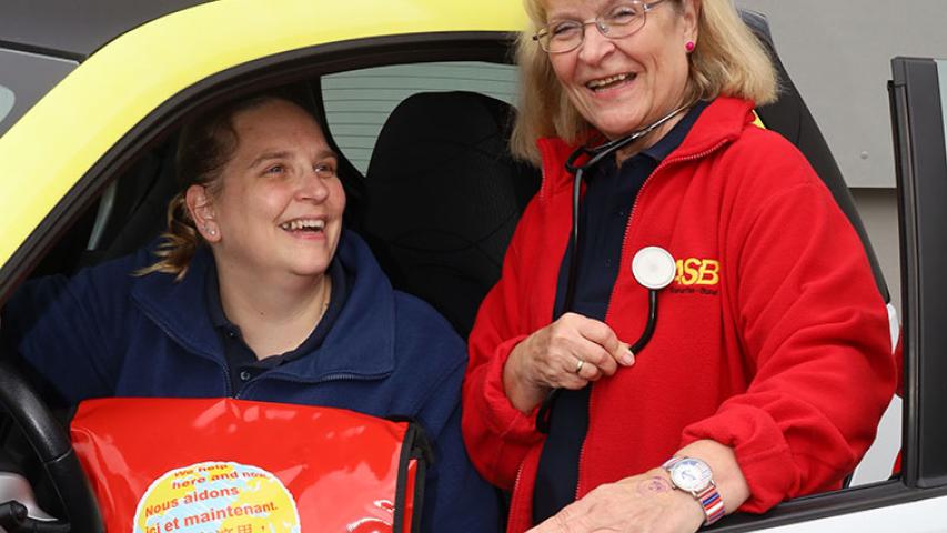 Leiterin Ilona Bringmann (rechts) und Mitarbeiterin vom Ambulanten Pflegedienst des ASB.