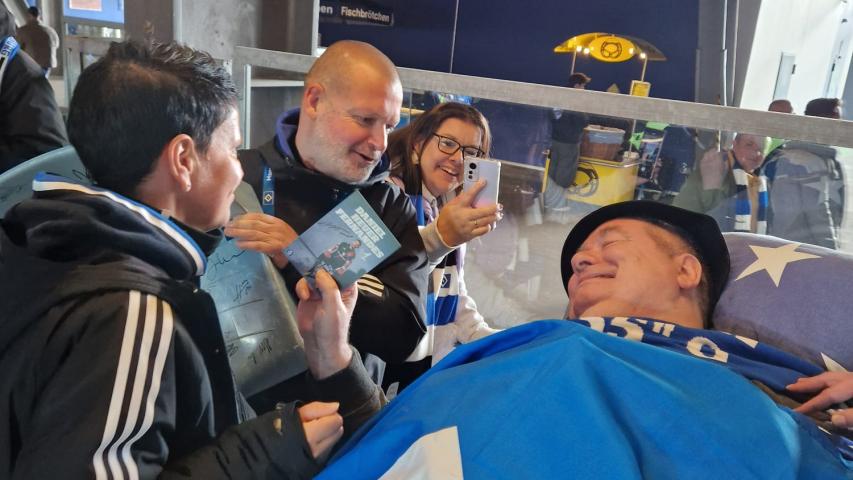 Rüdiger bekommt die Autogrammkarte